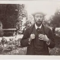 《グラン・ランの庭で煙草を吸うピエール・ボナール》　1906年頃　オルセー美術館　©️RMN-Grand Palais (musée d'Orsay) / Hervé Lewandowski / distributed by AMF