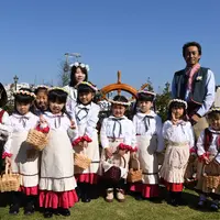 ローズプリンス・プリンセスによるバラの花摘み