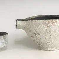 田村 星都「ぐいのみ うたあそび」「片口 うたあそび」［画像 左］●ぐいのみ うたあそび サイズ：径6.3×高さ4.5cm　［画像 右］●片口 うたあそび　 サイズ：幅16×奥行10.5×高さ8.3cm