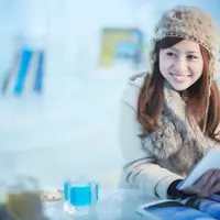 【トマム】氷のBooks_Cafe  女性イメージ