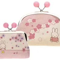 ©️Mercis bv 親子がま口（左）2,900円（税別）内側に小さながま口付きの、小銭と紙幣が分けられる便利な親子がま口です。 3.5寸くしUカンがま口（右）1,700円（税別）丸いフォルムがかわいい、使いやすいサイズのがま口です。普段使いにピッタリです。