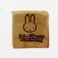 ©️Mercis bv みっふぃーキューブ（抹茶＆ホワイトチョコレート） 230円（税別）ミッフィーとお店のロゴが入った四角いパン。お抹茶のほろ苦さとホワイトチョコレートの甘さがクセになります。