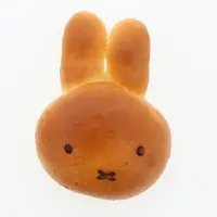 ©️Mercis bv みっふぃーあんぱん 260円（税別）ミッフィーのかわいいお顔のかたちをしたこんがりふわふわのあんぱん。小倉あんを包んだ優しい味わいです。