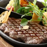 アンガス牛サーロインステーキ　2,780円(税抜)  かめばかむほど味わいが増すサーロインステーキを おろし玉ねぎのソースで。付け合せには東海三県の こだわりの野菜。