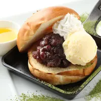 名古屋小倉バーガー　980円(税抜) トーストに小倉をのせて食べる名古屋流の食べ方を アメリカのハンバーガーで。 トーストされたサクサク香ばしいバンズとの相性は◎