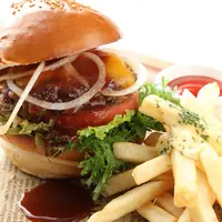100％ビーフバーガー　1,580円(税抜)  本場の味が楽しめるようお肉の味付けはシンプルに。 ほんのり甘い小麦が香る手作りパンで。
