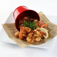 ■ケイジャンシュリンプ　1,580円(税抜) 海老とガーリックの香ばしいにおいが食欲をそそります。手づかみで食べるのがおすすめ