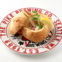 ■クラブチャウダー　1,680円(税抜) 日本人が好む蟹の旨味が濃厚チャウダーに。 レモンをかけて味の変化も楽しめる