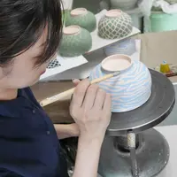 波佐見での絵付の様子