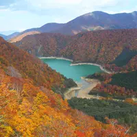 エメラルドグリーンに輝く二居湖