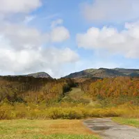 苗場山など雄大な山々