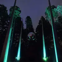 高橋匡太《Glow with Night Garden Project in Hakone》2017年　井上武吉《マイ・スカイ・ホール（天への道）》