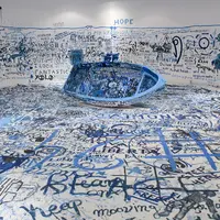 オノ・ヨーコ 《色を加えるペインティング（難民船）》 1960 / 2016年 ミクスト・メディア・インスタレーション サイズ可変 展示風景：「オノ・ヨーコ：インスタレーション・アンド・パフォーマンス」マケドニア現代美術館（テッサロニキ、ギリシャ）2016年