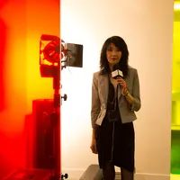 アイザック・ジュリアン 《プレイタイム》 2013年 3チャンネル・HDビデオ・インスタレーション、5.1サラウンドサウンド 64分12秒 Courtesy: Victoria Miro, London