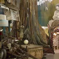 スウーン　《水没した母なる地》 2014年　ミクスト・メディア・インスタレーション サイズ可変　作家蔵 展示風景:「スウーン：水没した母なる地」ブルックリン美術館、2014年 撮影：トッド・シーリー *参考図版