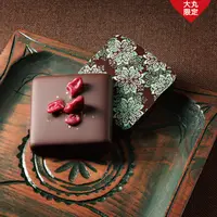 〈モンロワール〉ピスタチオなどのフレーバーが引き立つ、ダークチョコレート“マンジャリ”を使った生チョコをチョコレートコーティング。マニフィーク（8枚入り）1,728円（税込）