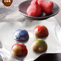 〈銀座千疋屋〉上）いちごのチョコレート（70g）税込1,620円下）彩り（いろどり）（4個入り）1,944円（税込）