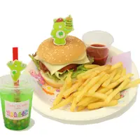 グッドラックベア™ のタピオカメロンソーダ 650円(税込)とラッキーハンバーガー 840円(税込)