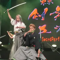かっこいいサムライショーを披露する浅草剣舞会エッジ