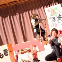 子どもたちに大人気の猿回し