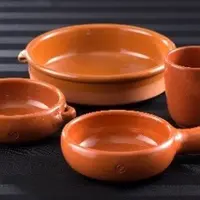 【カンタロ】  カスエラ皿  ・両手キャセロール（奥）1,410円  ・ワインカップ（右）980円  ・片手浅鍋（手前）1,950円  ・両手浅鍋（左）1,460円