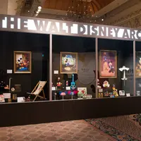 ウォルト・ディズニー・アーカイブスのロビーにある 巨大なショーケースを再現