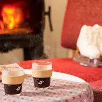 ▲隣接のカフェで赤々と燃える薪ストーブ