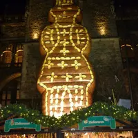 アーヘンのクリスマスマーケットの名物“巨大ジンジャーブレッドマン型プリンテン人形
