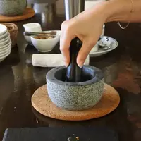ゴリゴリと木の実をすりつぶす