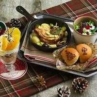 ベイクドアーモンドバジルチキンのクリスマスプレート　￥2300（税抜）