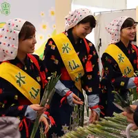水仙娘による水仙配布の様子