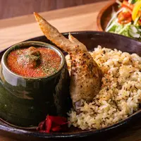 【鬼岳の溶岩カレー】 五島のシンボル「鬼岳」をイメージした カレー。大胆な手羽先は五島の地鶏を使用