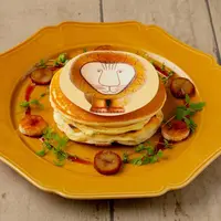 ④アーモンドとカスタードのセムラ風パンケーキ　ライオンの板チョコのせ　1,280yen/(c)LISA LARSON