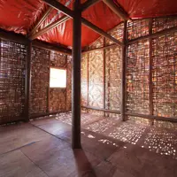 坂 茂「Paper Temporary Shelter - Philippines」2014年 ©Voluntary Architects Network