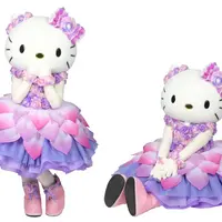 ピンク、ラベンダー色を基調にたくさんのバラで飾られたスペシャルドレスは必見！