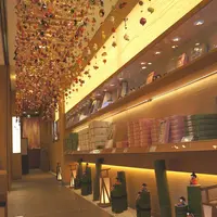 １階から２階にかけて約800本展示されるつるし雛 （写真は1階店舗横の展示エリア）