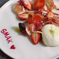 いちごとパルマ産生ハム、ブラータチーズのコンポジション　