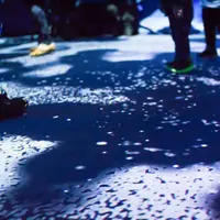 雪の上を歩くと足跡のように雪がなくなる