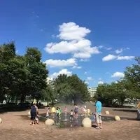  子どもたちが安心して水遊びができる噴水
