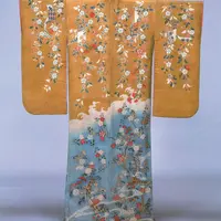 「振袖 染分縮緬地枝垂桜菊短冊模様」