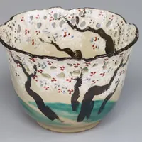 「色絵桜樹図透鉢」
