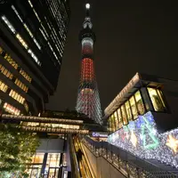クリスマス限定ライティングとソラミ坂©TOKYO-SKYTREETOWN