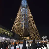 夜は東京スカイツリーのライティングを眺めながらスケートを楽しめる (c)TOKYO-SKYTREETOWN