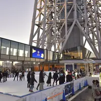 東京スカイツリーの足元にあるスケートリンク (c)TOKYO-SKYTREETOWN