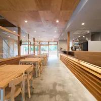 宿泊者だけでなく一般利用も可能なカフェ&バー