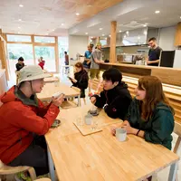 カレーやハンバーグプレートなどの他、エスプレッソやラテなどこだわりのコーヒー、スイーツも豊富。クラフトビールを含む複数の生ビールなどアルコールも充実している。
