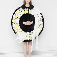 山縣良和《writtenafterwards - flowers II》2017年AWコレクション Photo: Kenshu Shintsubo  Yoshikazu Yamagata, writtenafterwards - flowers II, 2017AW, photo: Kenshu Shintsubo
