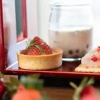 ストロベリーの白ワイン煮、マスカルポーネとシーソルトのタルト／ストロベリーダイスとタピオカの豆乳チキンスープ／ホタテのコンフィ、ストロベリーマスタードクラッカー
