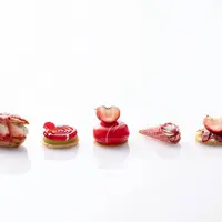 ホワイトチョコレート、花山椒クリーム、ストロベリーのエクレア／ピスタチオとストロベリーのスワール／ストロベリーコンポート、アプリコットムースケーキ／バニラムースの ストロベリーコーン／ストロベリークッキー