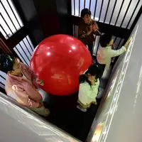 「巨大風船爆発ルーム パニックキューブ」体験風景 イメージ